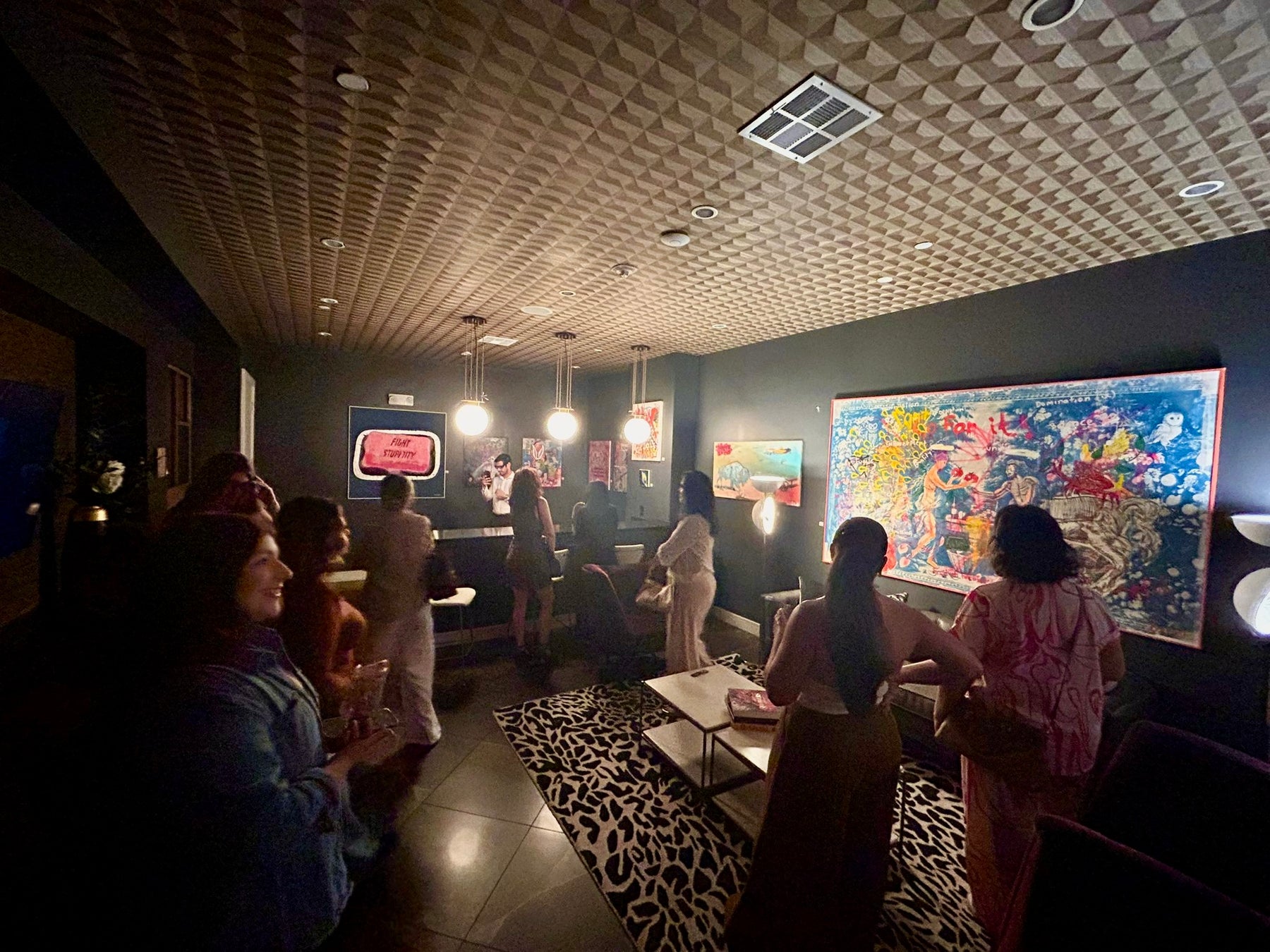 Experimente 'Contravene': una noche exclusiva de arte y cócteles.  exhibition image 1